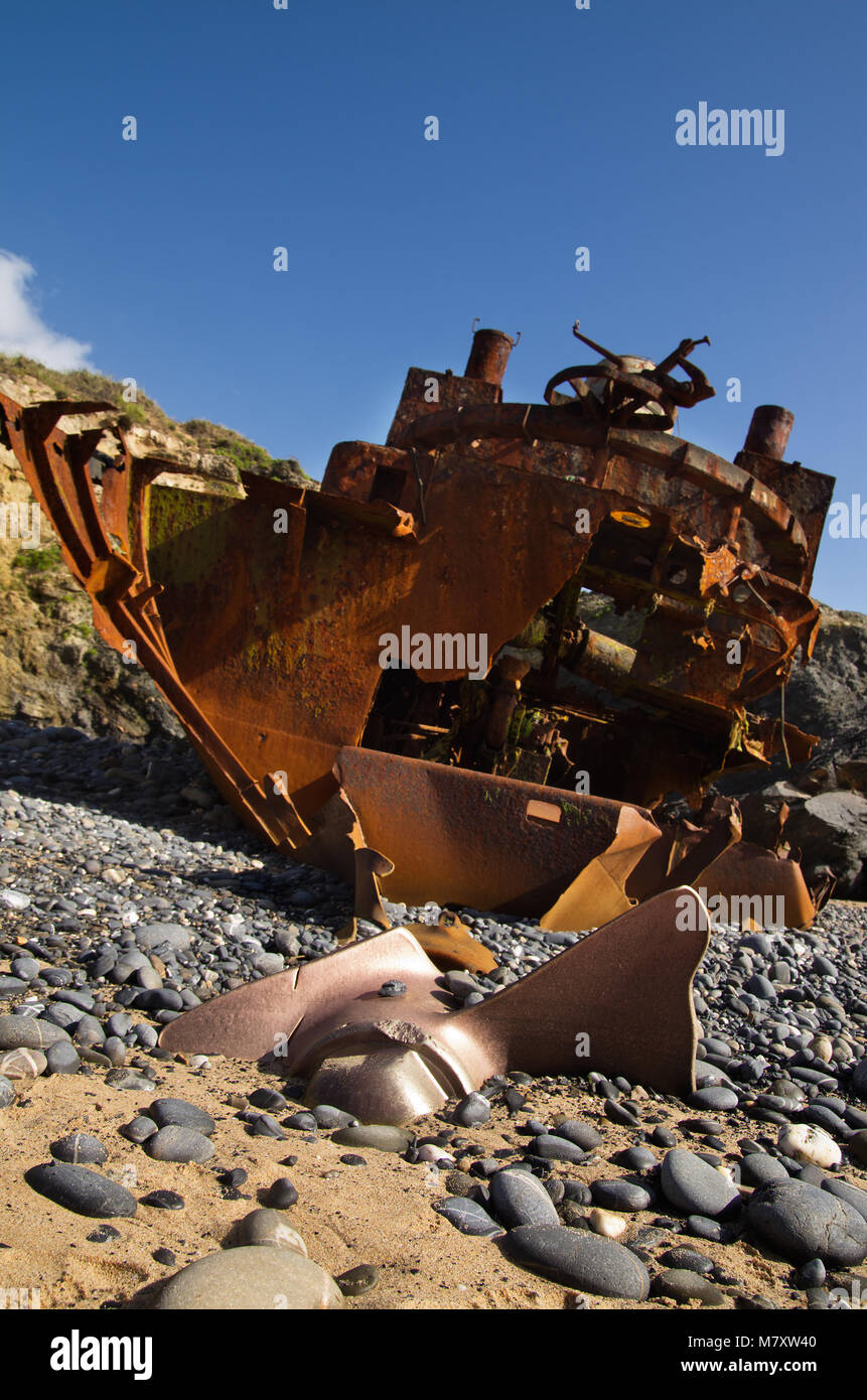 Verdorrt, halb im Sand begraben, Propeller in einer niedrigen Perspektive am Heck eines havarierten Drücker Boot. Fokus auf Propeller. Stockfoto