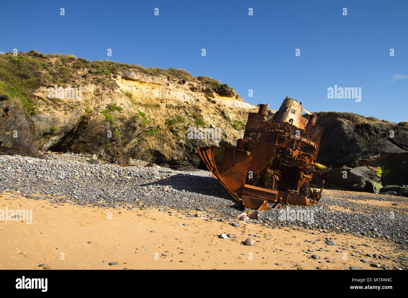 Ruiniert, gebrochen und alten Speyrer zerstört auf einer Klippe einsamen Strand in der Nähe von Vila Nova de Milfontes. Stern anzeigen. Portugal. Stockfoto