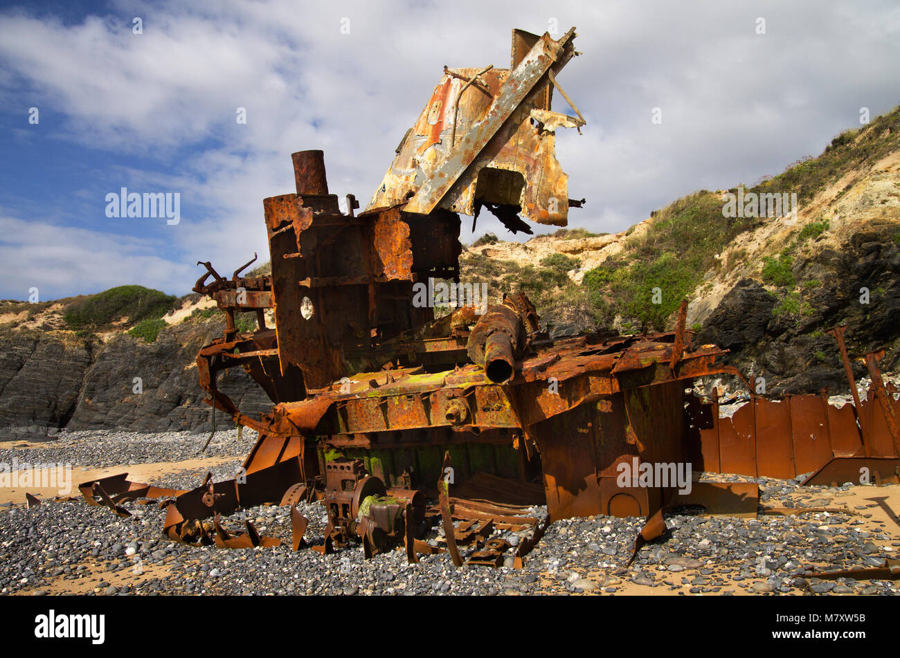 Profil von einer ruinierten Drücker Boot in Stücke am Strand, verdorrte. Die Brücke ist über tge Rumpf und oben auf dem Motor. Vila Nova de Milfontes, P Stockfoto