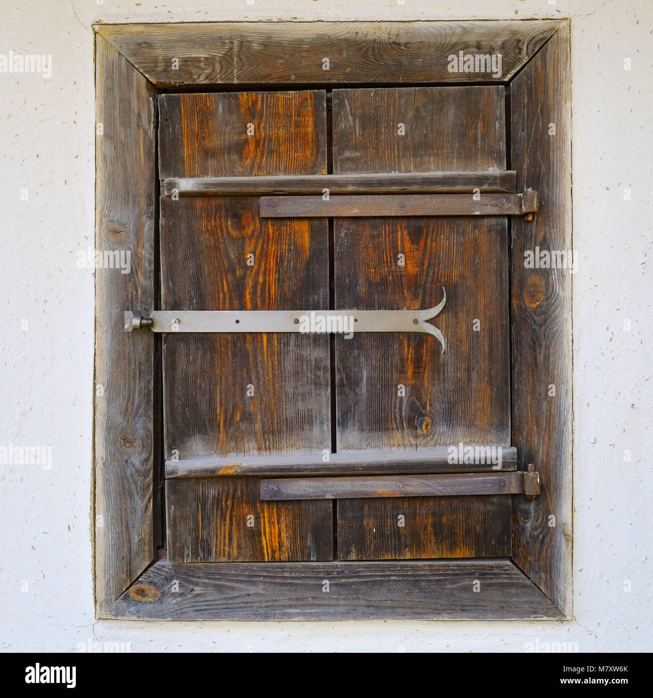 Alte hölzerne Fensterläden auf dem Ton Wand des Hauses Stockfotografie