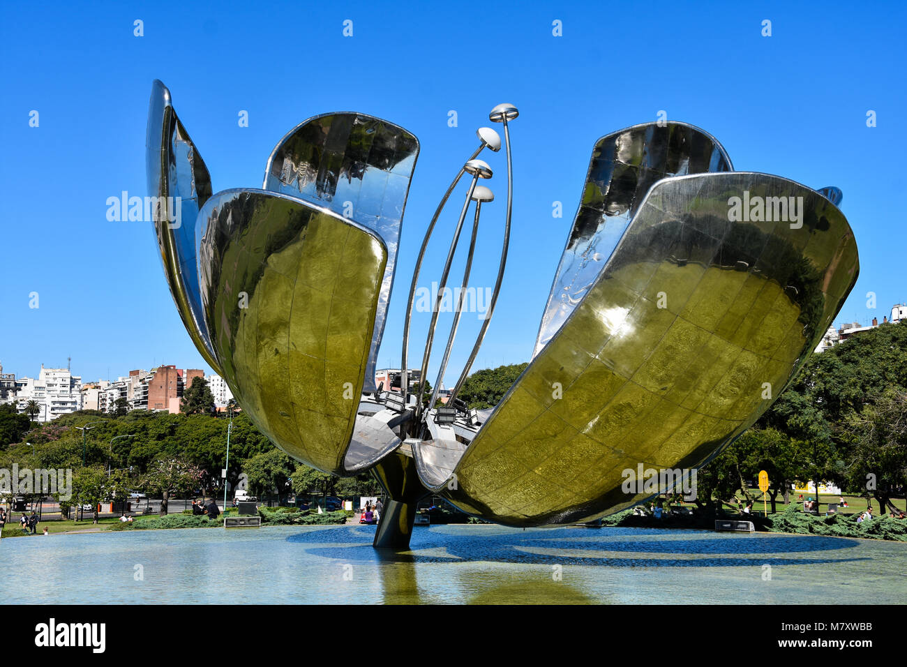 Stadt Buenos Aires, Argentinien. April 23, 2017. Floralis Generica. Eine Skulptur aus Stahl und Aluminium auf der Plaza De Las Naciones Unidas (Un entfernt Stockfoto