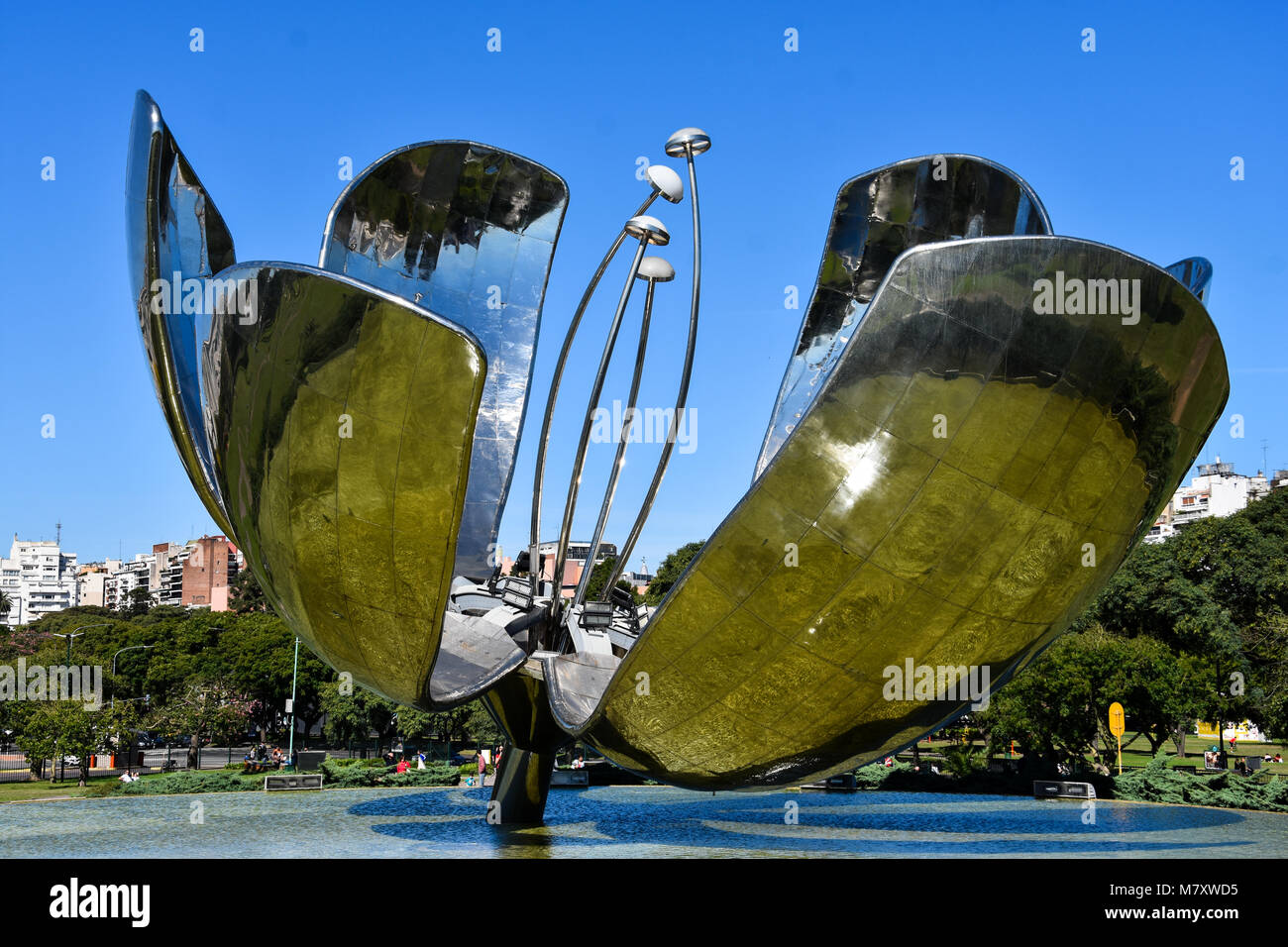 Stadt Buenos Aires, Argentinien. April 23, 2017. Floralis Generica. Eine Skulptur aus Stahl und Aluminium auf der Plaza De Las Naciones Unidas (Un entfernt Stockfoto