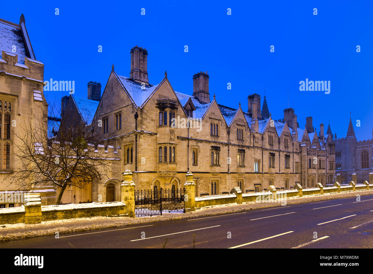 Magdalen College Gebäude entlang der High Street im Schnee am frühen Morgen vor der Morgendämmerung. Oxford, Oxfordshire, England Stockfoto