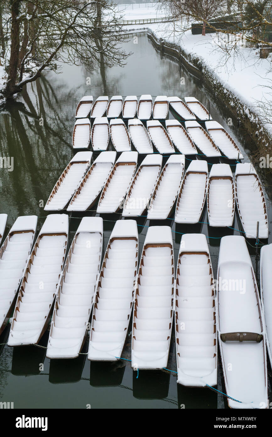 Stocherkähne im Schnee auf dem Fluss Cherwell neben Magdalen Bridge in den frühen Morgenstunden abgedeckt. Oxford, Oxfordshire, England Stockfoto