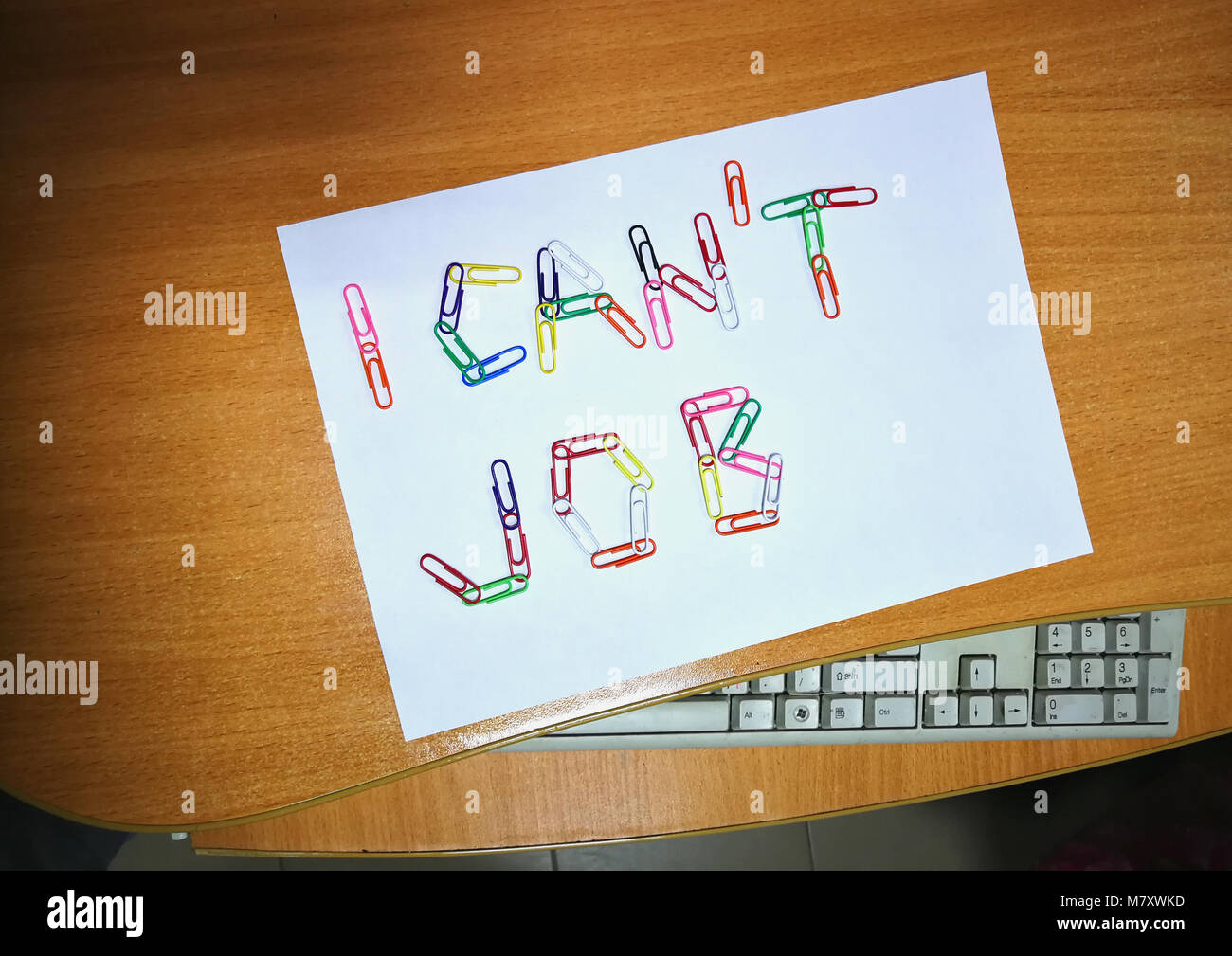 HdrConcept. Im Büro auf dem Desktop auf einem weißen Blatt Papier mit Büroklammern Worten gefüttert. Ich kann nicht arbeiten. Stockfoto