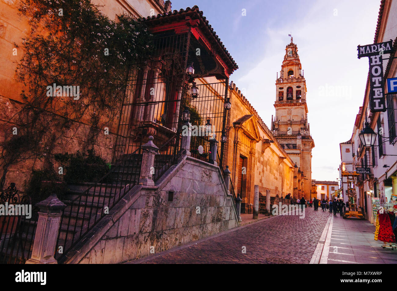 Cordoba, Andalusien, Spanien: Moschee - die Kathedrale von Córdoba, Menschen gehen vorbei die Virgen de Los Faroles (Jungfrau der Laternen) Altar in der Nordfassade Stockfoto