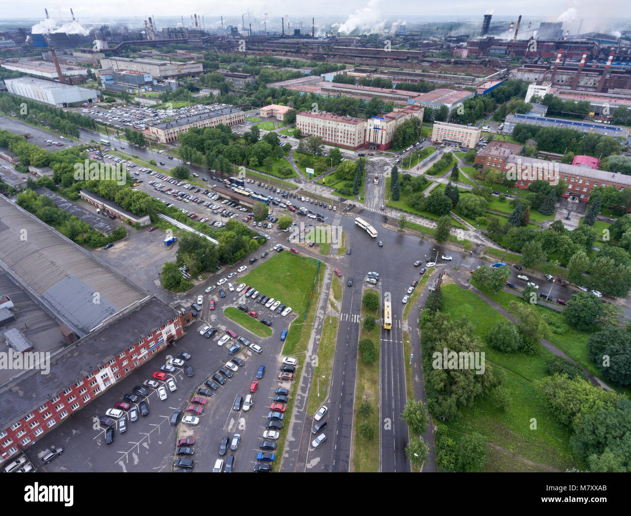 CHEREPOVETS, Russland - CA. AUG, 2017: Überquerung des Mira und Bardina Straßen ist in der Nähe der wichtigsten clockhouse der Cherepovets Stahlwerk (CherMK). Die PAO Stockfoto