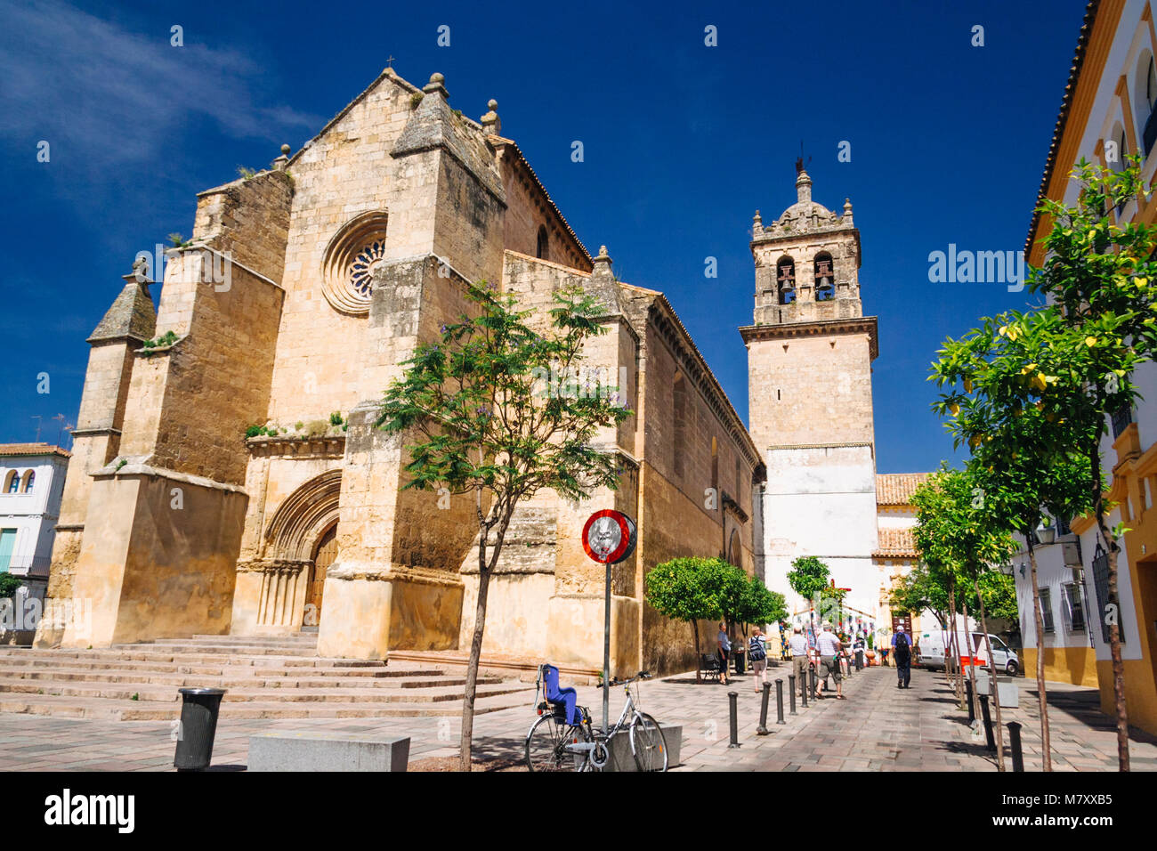13. Jahrhundert Kirche Santa Marina, einem der so genannten Fernandinean Kirchen die Kombination von Gothic, Mudejar und romanischen Elemente, in Cordoba, Andalusien, Stockfoto