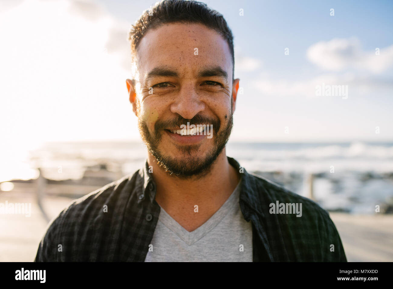 Nahaufnahme von einem Mann im Urlaub stehen in der Nähe des Meeres. Porträt eines lächelnden Mann Urlaub. Stockfoto