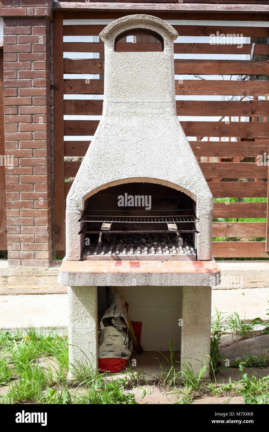 Weißer Stein garten Ofen für Grill oder Grill ist in einem Hinterhof in der Sommersaison Stockfoto
