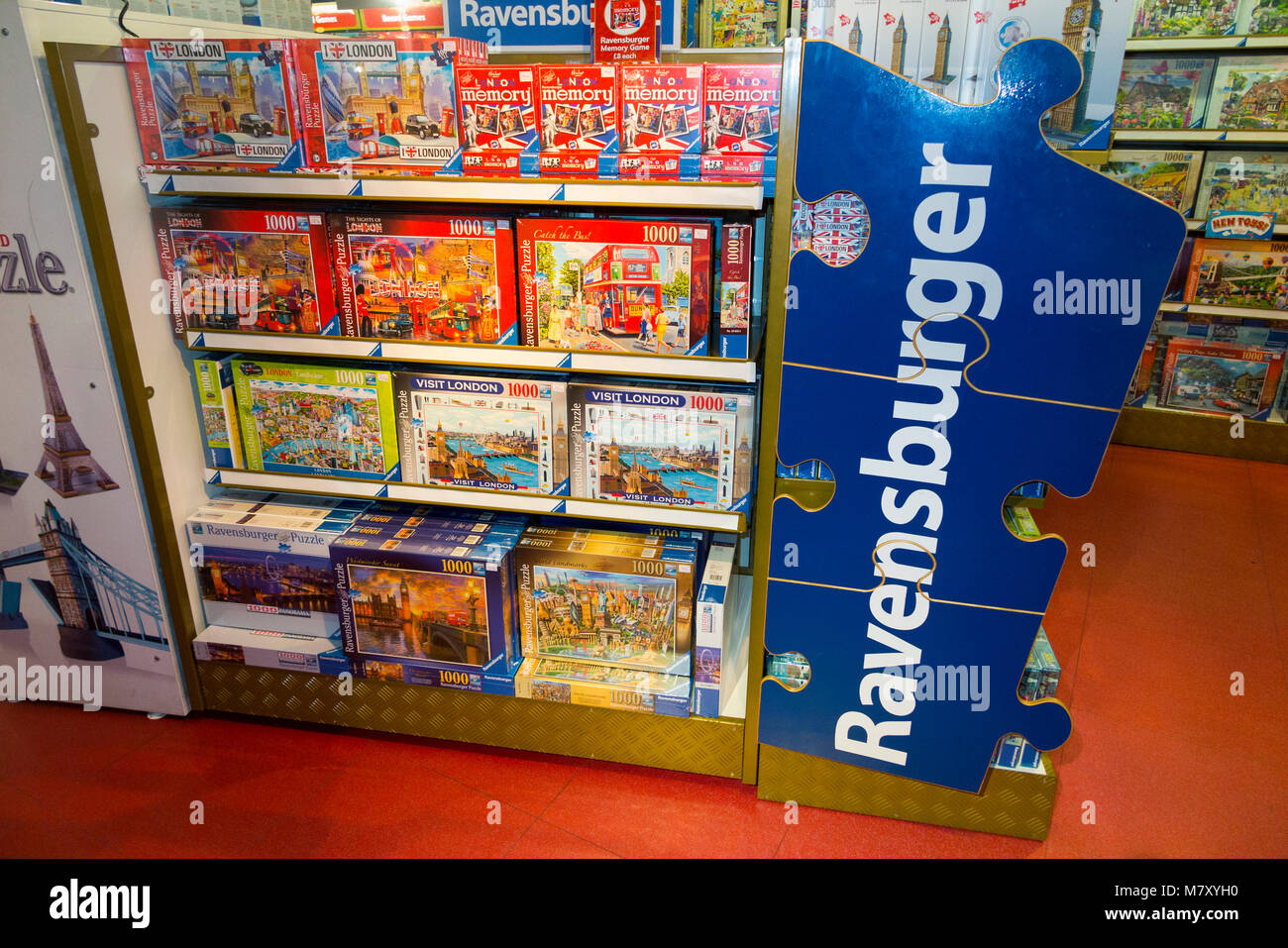 Boxen von Ravensburger Puzzle/Jig saw Puzzle auf den Verkauf in den London Toy Shop. Der Regent Street. UK. (96) Stockfoto