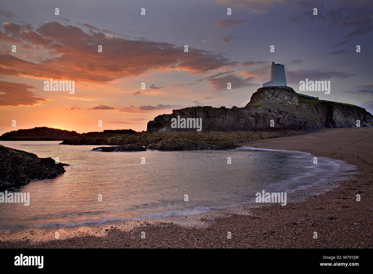 Wachturm auf llanddwyn Island, Anglesey, Nordwales Küste bei Sonnenuntergang Stockfoto