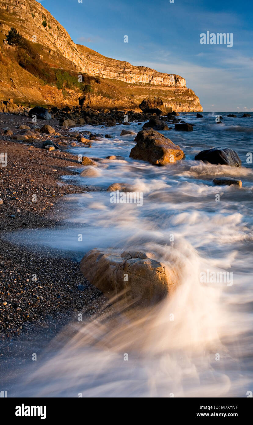 Brechenden Wellen auf einem felsigen Ufer am Great Orme, Llandudno, Wales Stockfoto
