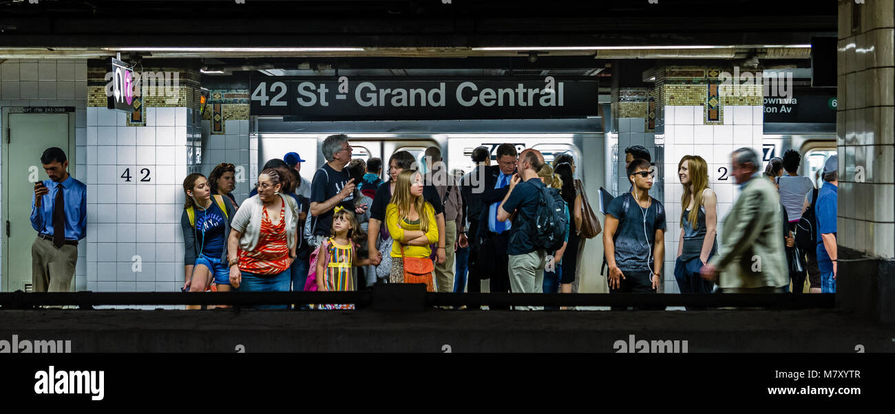Menschen, die auf einen Zug der Linie 7 Flushing an der 42nd St Grand Central Station der New York City U-Bahn, Manhattan, NY, warten Stockfoto