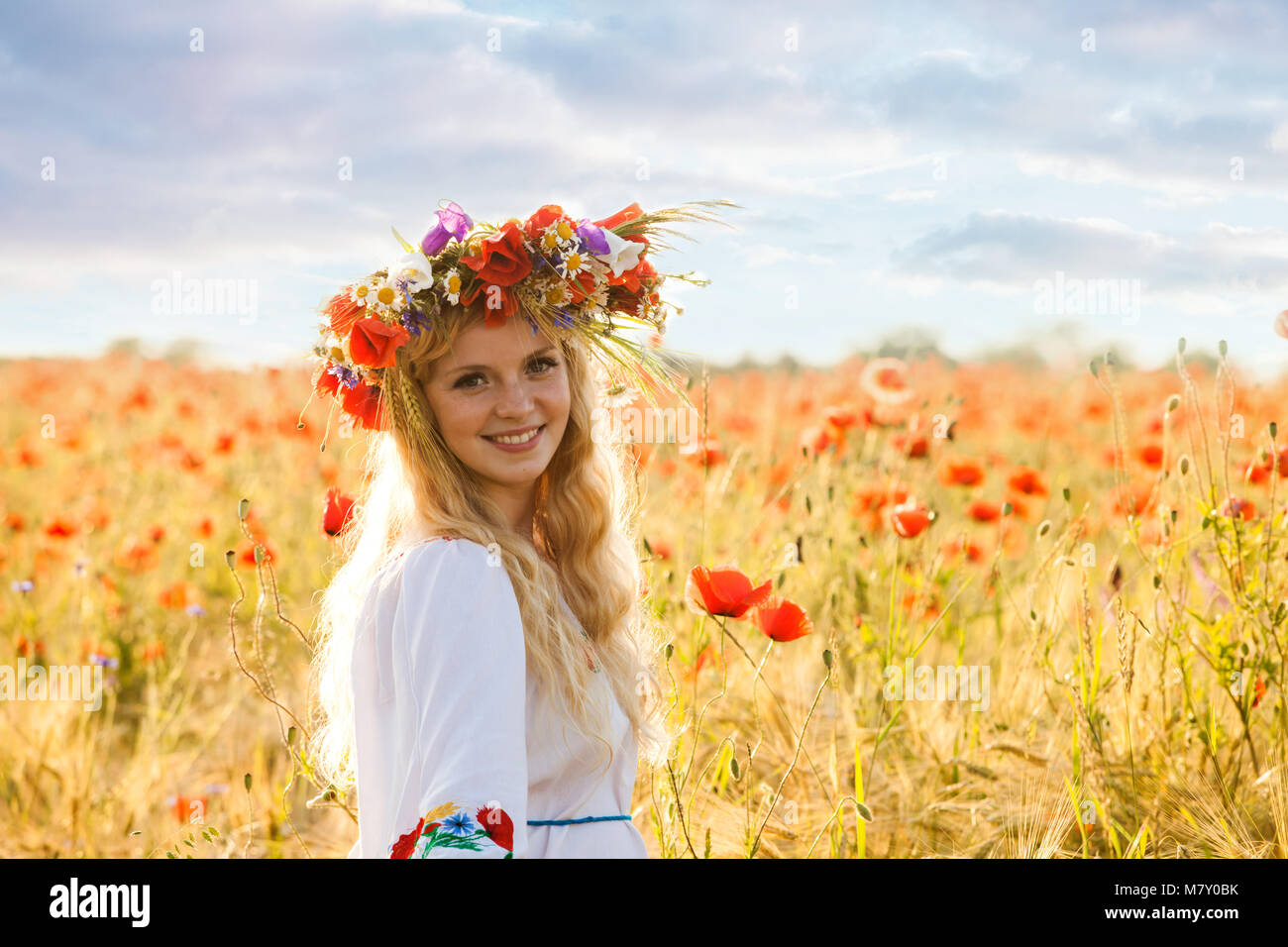 Mädchen in einem Mohnfeld Stockfoto