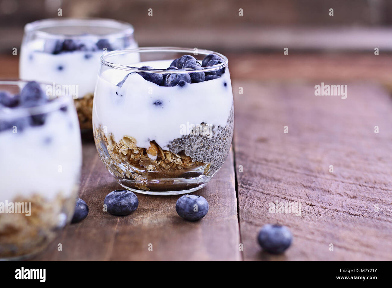 Kefir Joghurt und Chia parfaits. Kefir ist einer der Top Gesundheit Lebensmittel zur Verfügung die Bereitstellung einer leistungsfähigen Probiotika. Extrem geringe Tiefenschärfe. Stockfoto