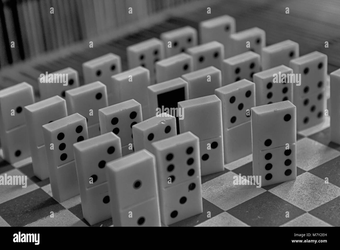 Monochrome Domino Stücke in einer Reihe, Rückseite auf der Bambus braun Holztisch Hintergrund Stockfoto