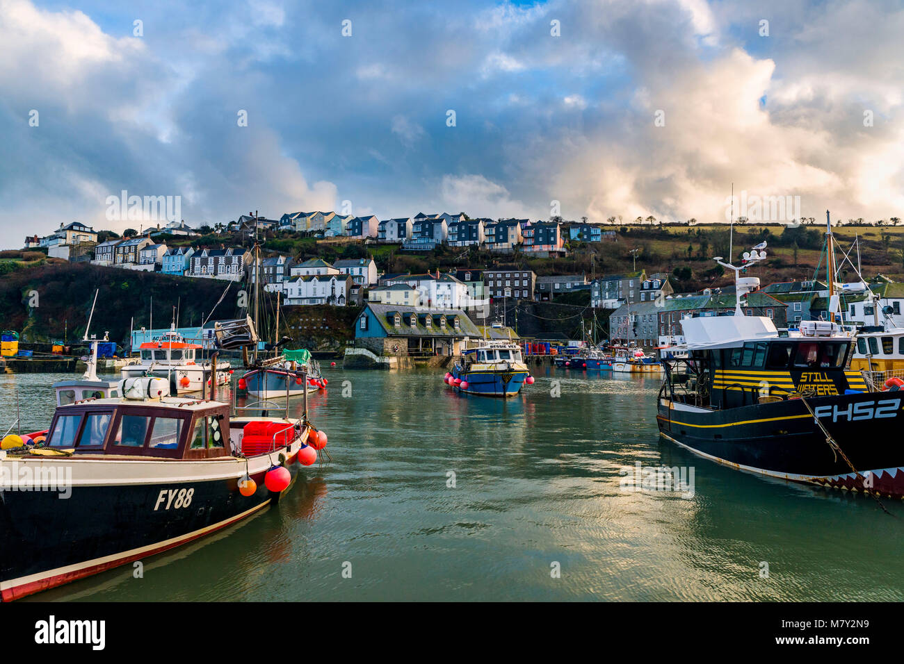 Ein bewölkter Tag ereilt den Fischerhafen von Mevagisey in Cornwall. Stockfoto