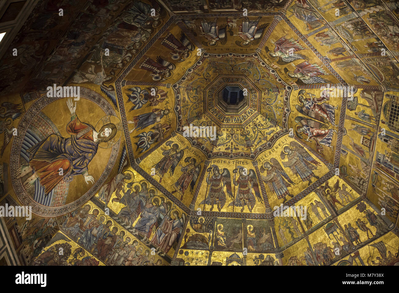 Chöre der Engel und Jesus Christus dargestellt in der mittelalterlichen Mosaiken aus dem 13. Jahrhundert innerhalb der achteckigen Kuppel in der Battistero di San Giovanni (Florenz Baptisterium) in Florenz, Toskana, Italien. Stockfoto