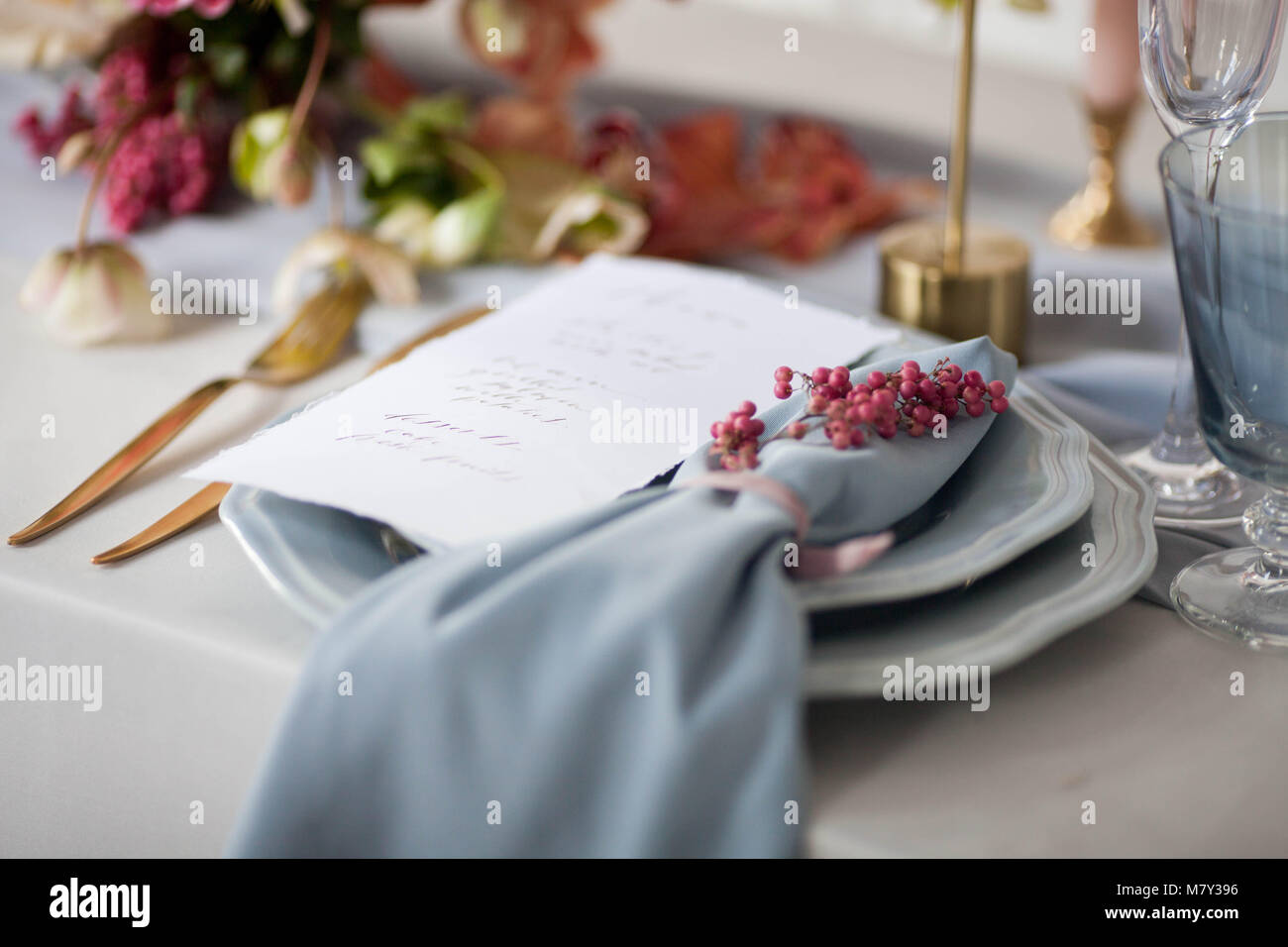 Hochzeitstisch mit Blumenschmuck. Nahaufnahme Stockfoto