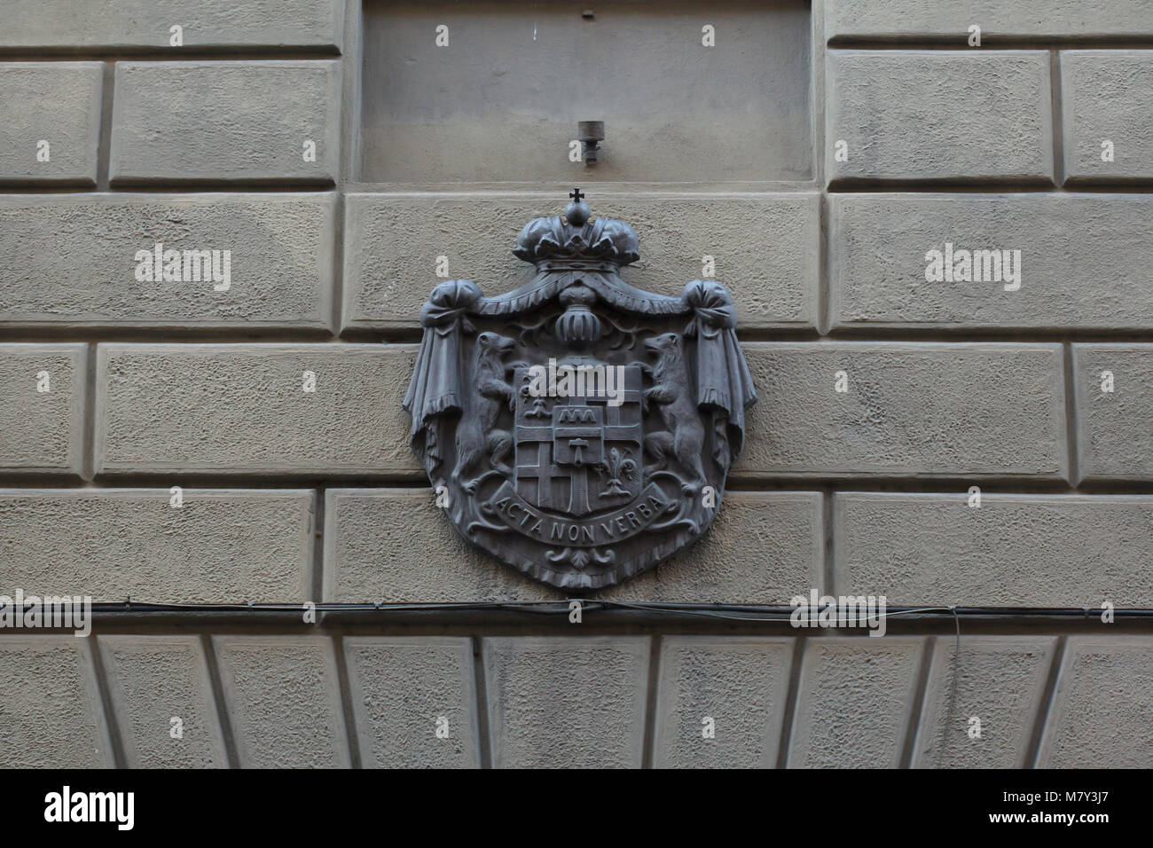 Wappen der Demidov Familie als die Fürsten von San Donato auf dem Gebäude des Istituto Demidoff in der Via di San Niccolò in Florenz, Toskana, Italien dargestellt. Das Istituto Demidoff wurde von Russischen Industriellen und Kunstsammlers Nicola Demidoff (Nikolai Demidov) als Waise Schule gefunden. Stockfoto