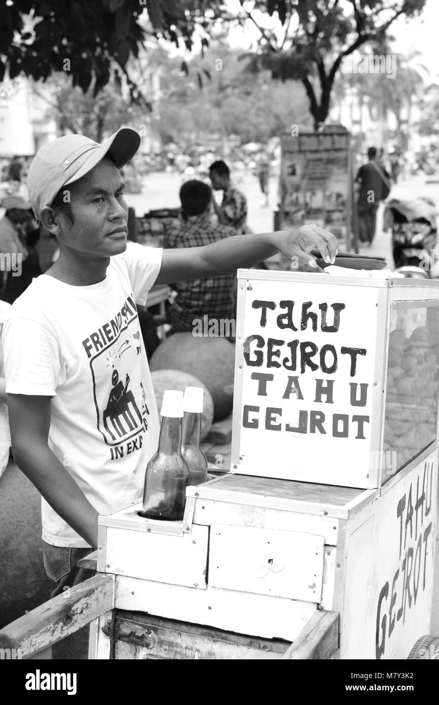 Tahu Gejrot Anbieter von Jakarta Street Food Vendor Stockfoto