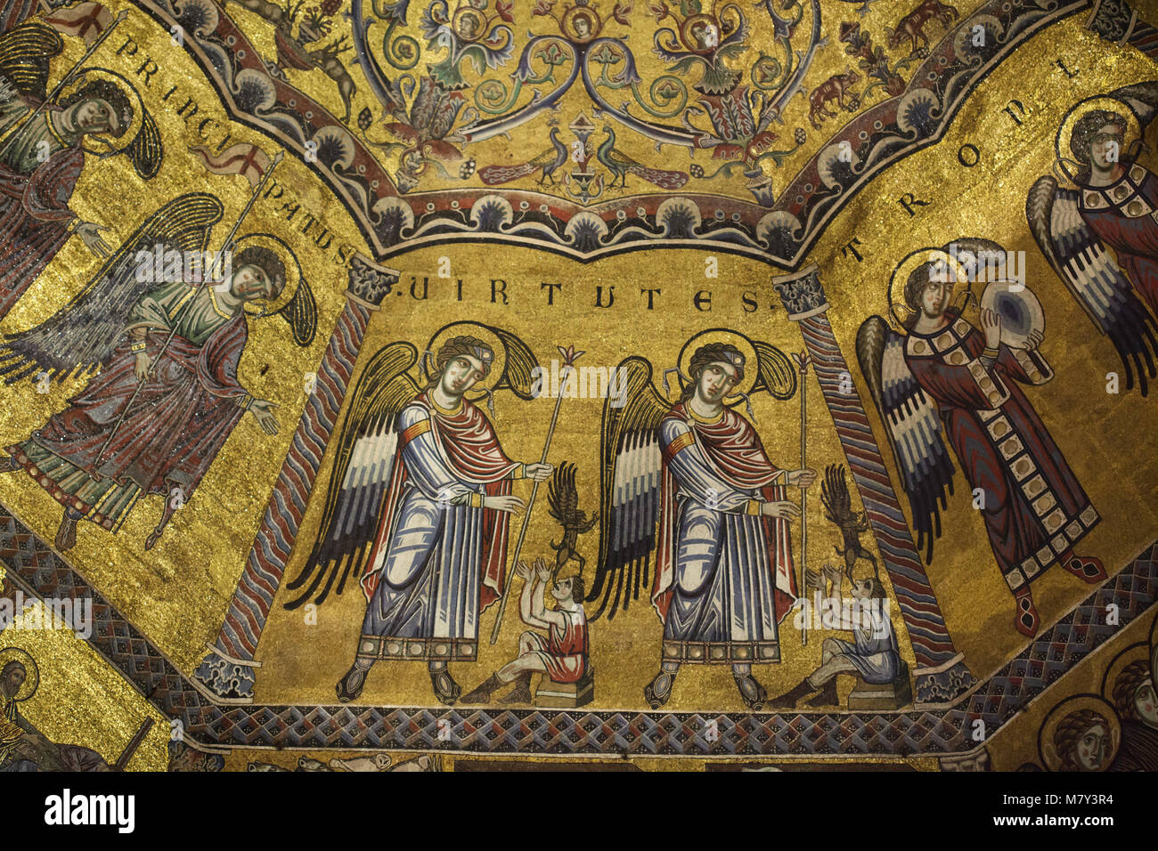 Die Chöre der Engel im mittelalterlichen Mosaiken aus dem 13. Jahrhundert dargestellt in der achteckigen Kuppel in der Battistero di San Giovanni (Florenz Baptisterium) in Florenz, Toskana, Italien. Stockfoto