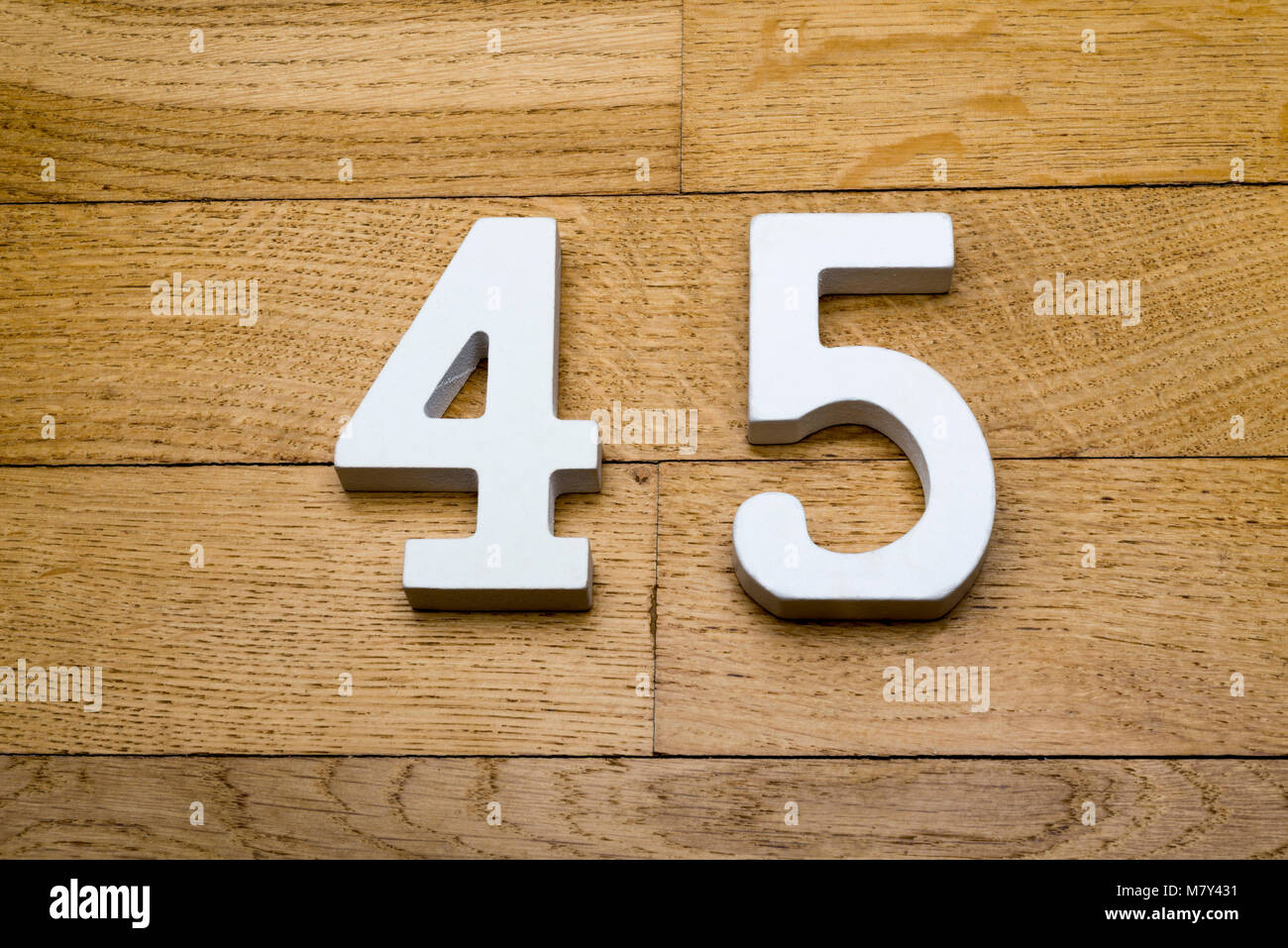 Abbildung 45 auf Holz, Parkett als Hintergrund. Stockfoto