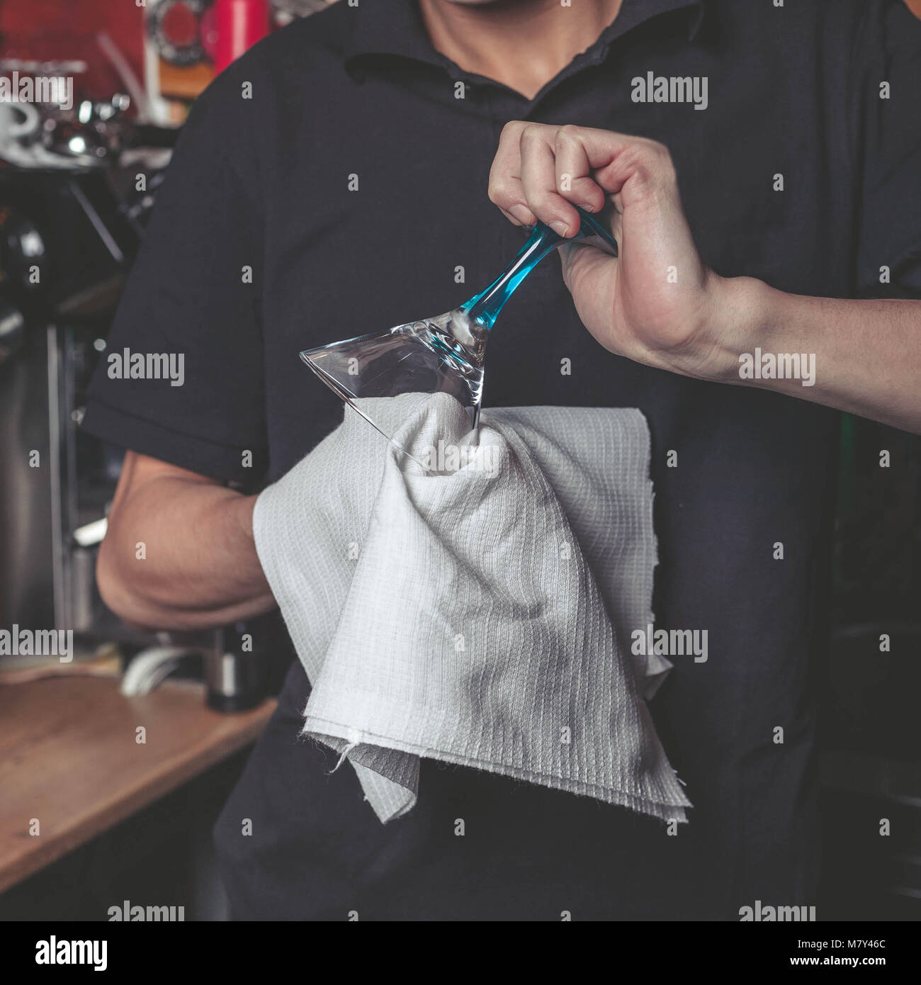 Barkeeper polieren ein Handtuch ein Martini Glas. Konzept Stockfoto