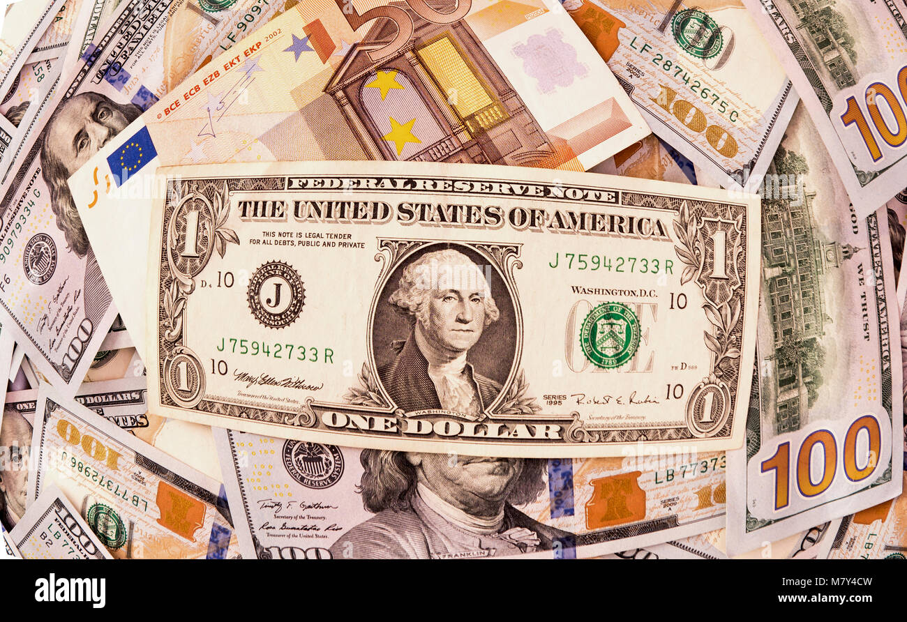 Ein Dollar über einen 50-Euro-Schein und hundert Dollar als Hintergrund Stockfoto