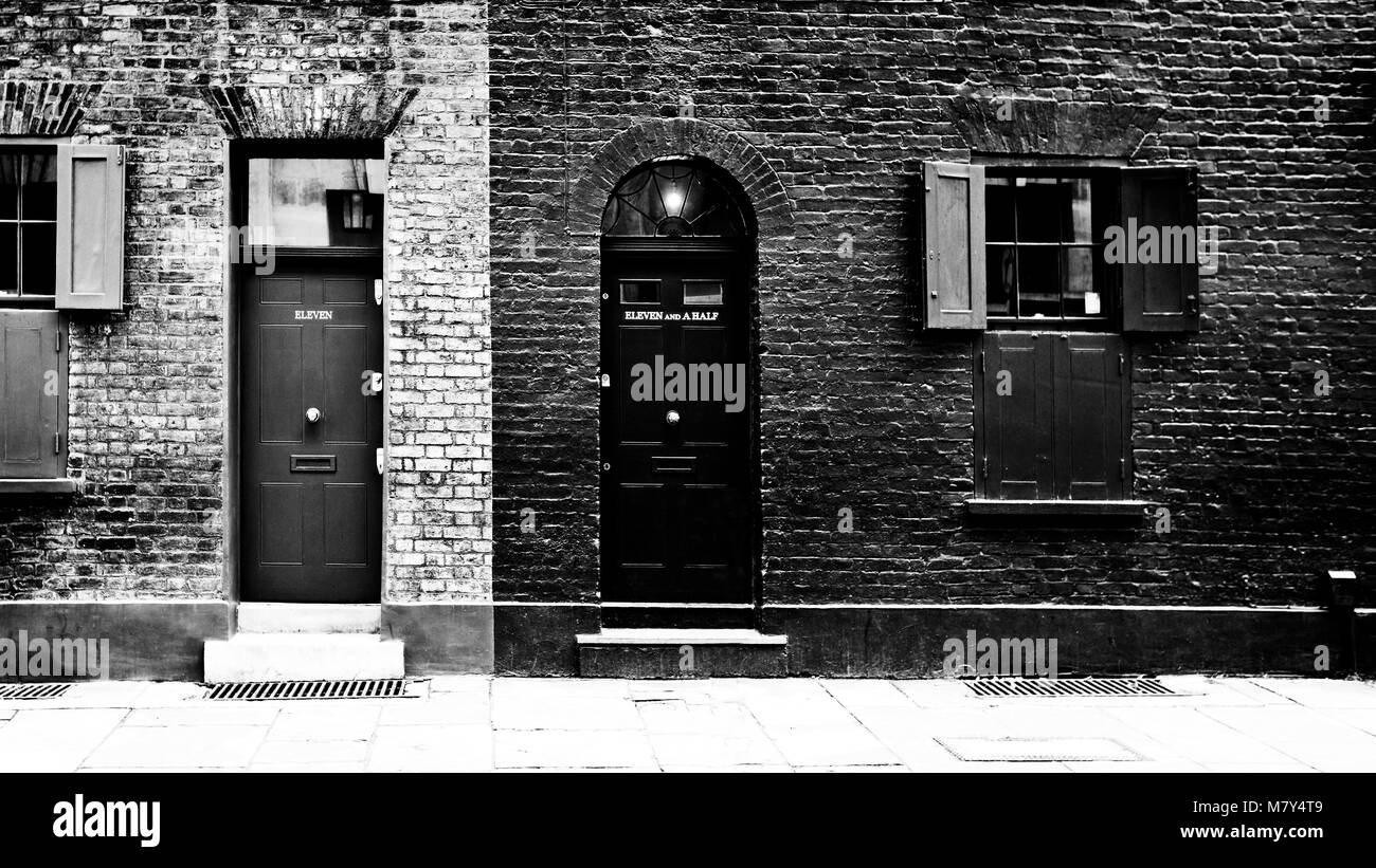 Elf und Elf und eine Hälfte der vorderen Türen auf Fournier Street im easty Ende, London, England, Vereinigtes Königreich Stockfoto