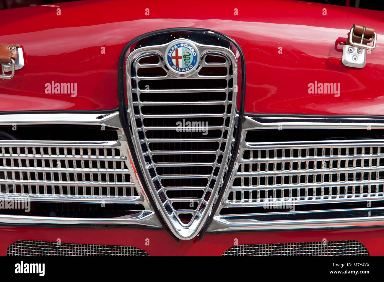 1960er roter Alfa Romeo Kühlergrill, classic car Kunst, Design [, rot Stockfoto