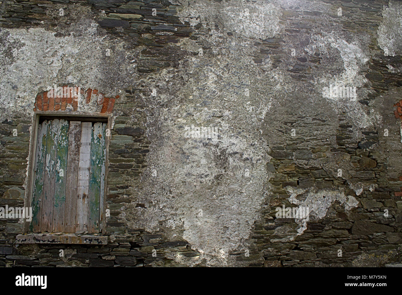 Verfallenen und verlassenen Boot Haus Seitenwand mit faulen Türen in Irland. Stockfoto