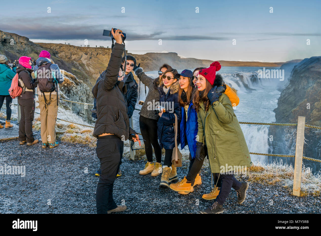 Touristen fotografieren am Gullfoss Wasserfall, Island Touristen fotografieren am Gullfoss, Island Stockfoto