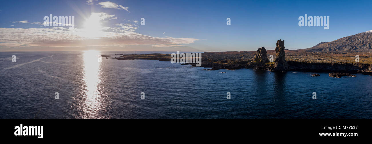 Londrangar Sea Stacks - Basalt vulkanischen Deiche, in der Ferne, Snæfellsjökull Gletscher, Halbinsel Snaefellsnes, Western Island. Stockfoto