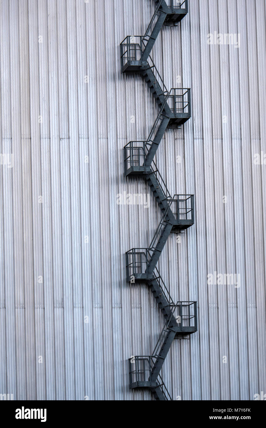 Metall Treppen gehen, die außerhalb eines Gebäudes Stockfoto Metall Treppen gehen, die außerhalb eines Gebäudes Stockfoto