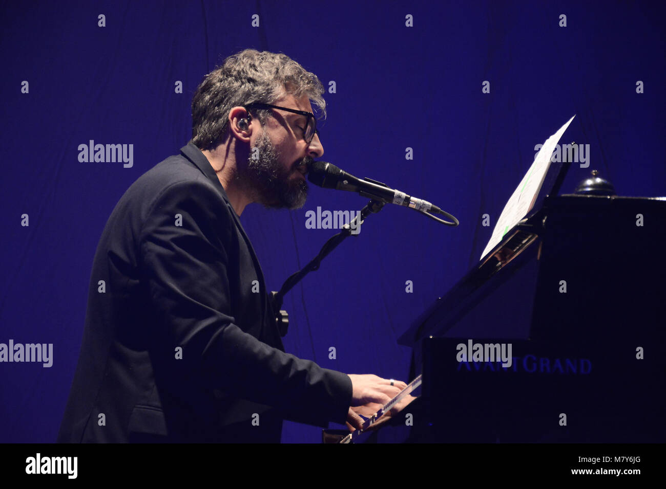 Neapel, Italien. 26 Feb, 2018. Der italienische Sänger und Song-writer Dario Brunori auch als Brunori sas bekannt führt auf der Bühne des Teatro Augusteo in Napl. Stockfoto