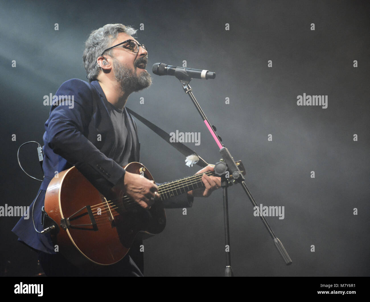 Neapel, Italien. 26 Feb, 2018. Der italienische Sänger und Song-writer Dario Brunori auch als Brunori sas bekannt führt auf der Bühne des Teatro Augusteo in Napl. Stockfoto