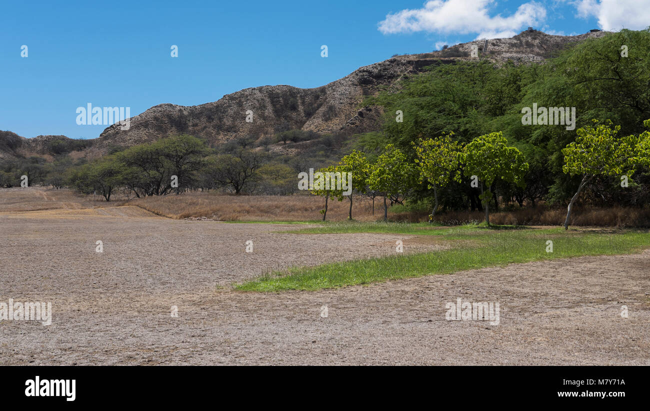 Horizontale Schuß von der ruhigen Landschaft im Inneren der Diamond Head Krater, einem erloschenen Vulkankegel in der Nähe von Waikiki, Honolulu, Oahu, Hawaii, USA Stockfoto