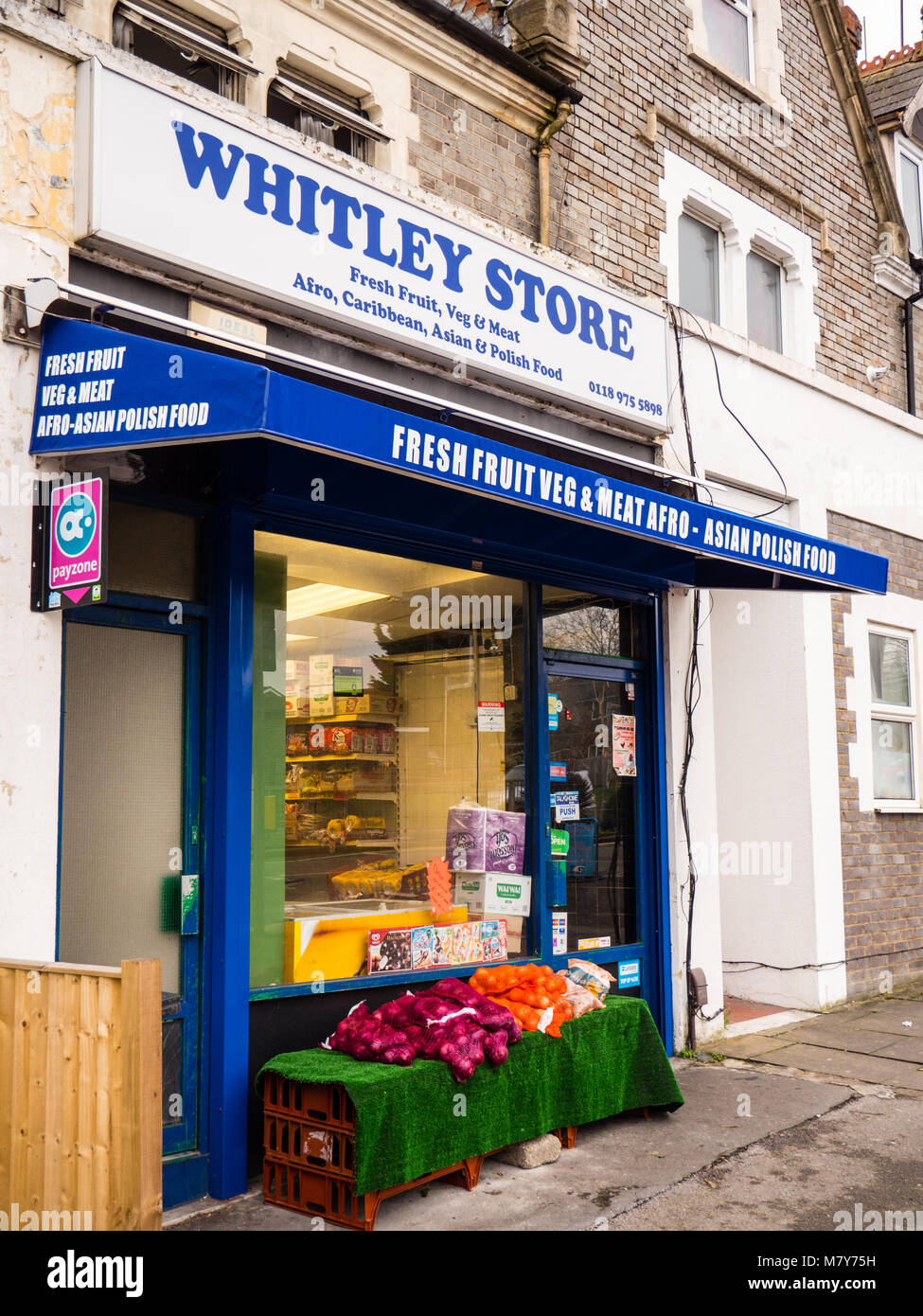 Whitley Store, Verkauf, Afro, karibische, asiatische und polnische Lebensmittel, Whitley Reading, Berkshire, England. Stockfoto