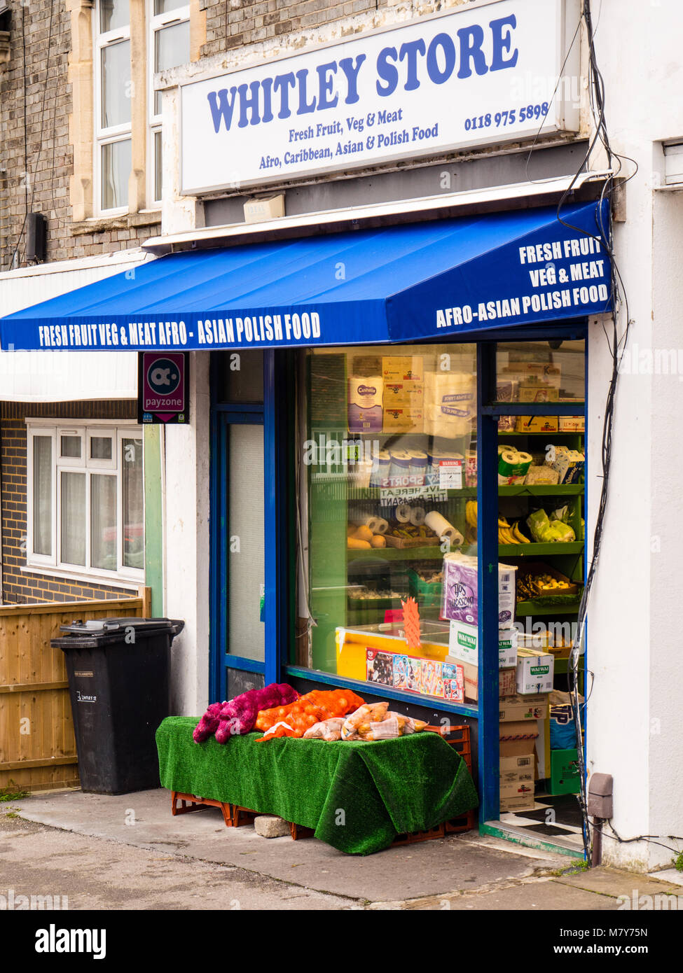 Whitley Store, Verkauf, Afro, karibische, asiatische und polnische Lebensmittel, Whitley Reading, Berkshire, England. Stockfoto