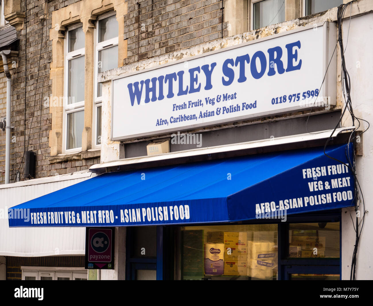 Whitley Store, Verkauf, Afro, karibische, asiatische und polnische Lebensmittel, Whitley Reading, Berkshire, England. Stockfoto