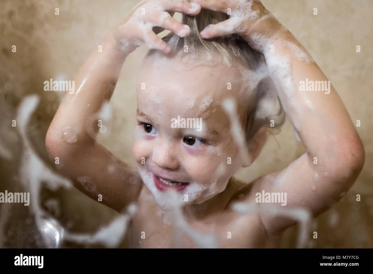 Little boy Spaß waschen sich in der Dusche Stockfoto