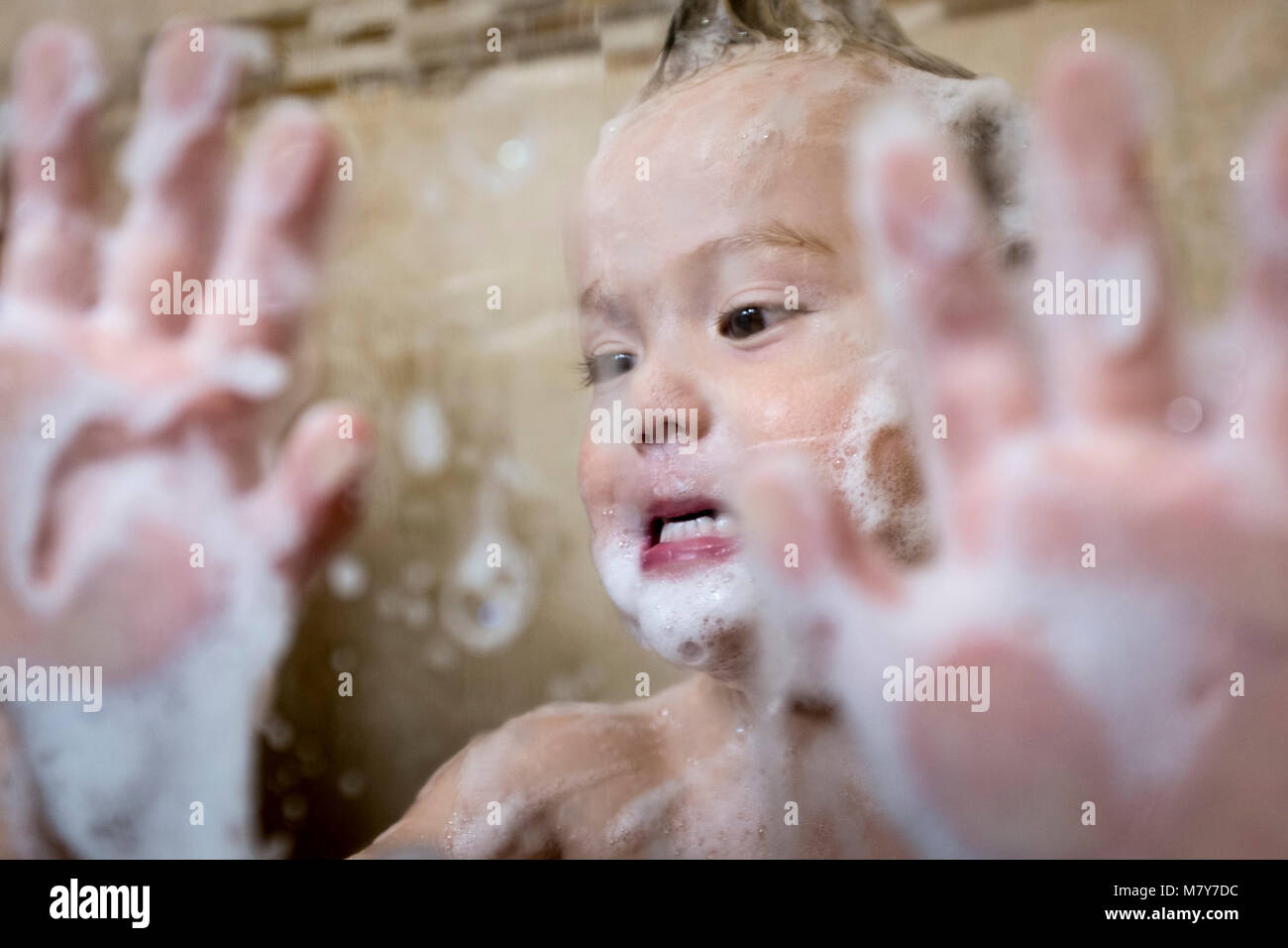 Little boy Spaß waschen sich in der Dusche Stockfoto