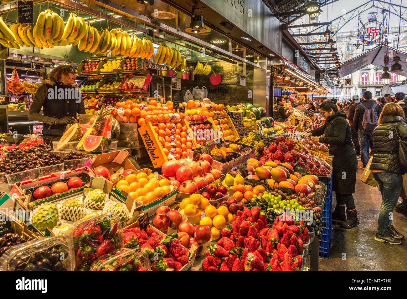 Frisches Obst und Gemüse Abschaltdruck am Boqueria Markt, Barcelona, Katalonien, Spanien Stockfoto