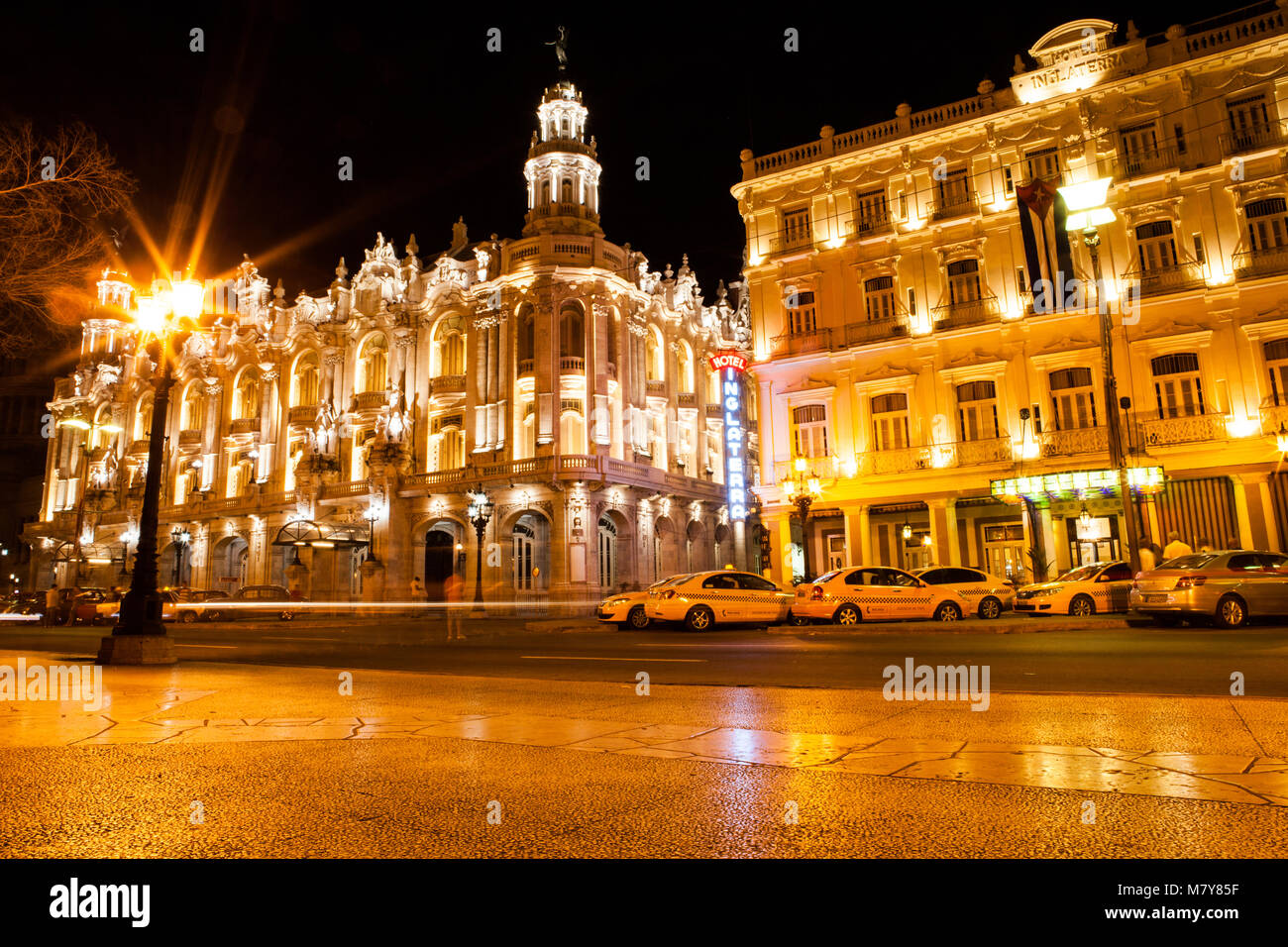 Havanna, Kuba - Dezember 13, 2016: Nachtansicht des Gran Teatro de La Habana (Großes Theater von Havanna) und das berühmte Hotel Inglaterra in der Nähe des Centr Stockfoto