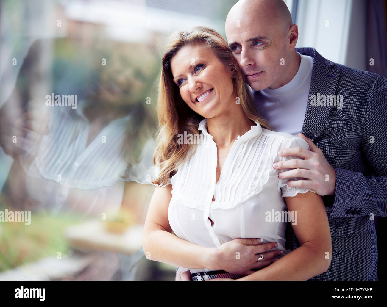 Glückliches Paar stand zusammen Stockfoto
