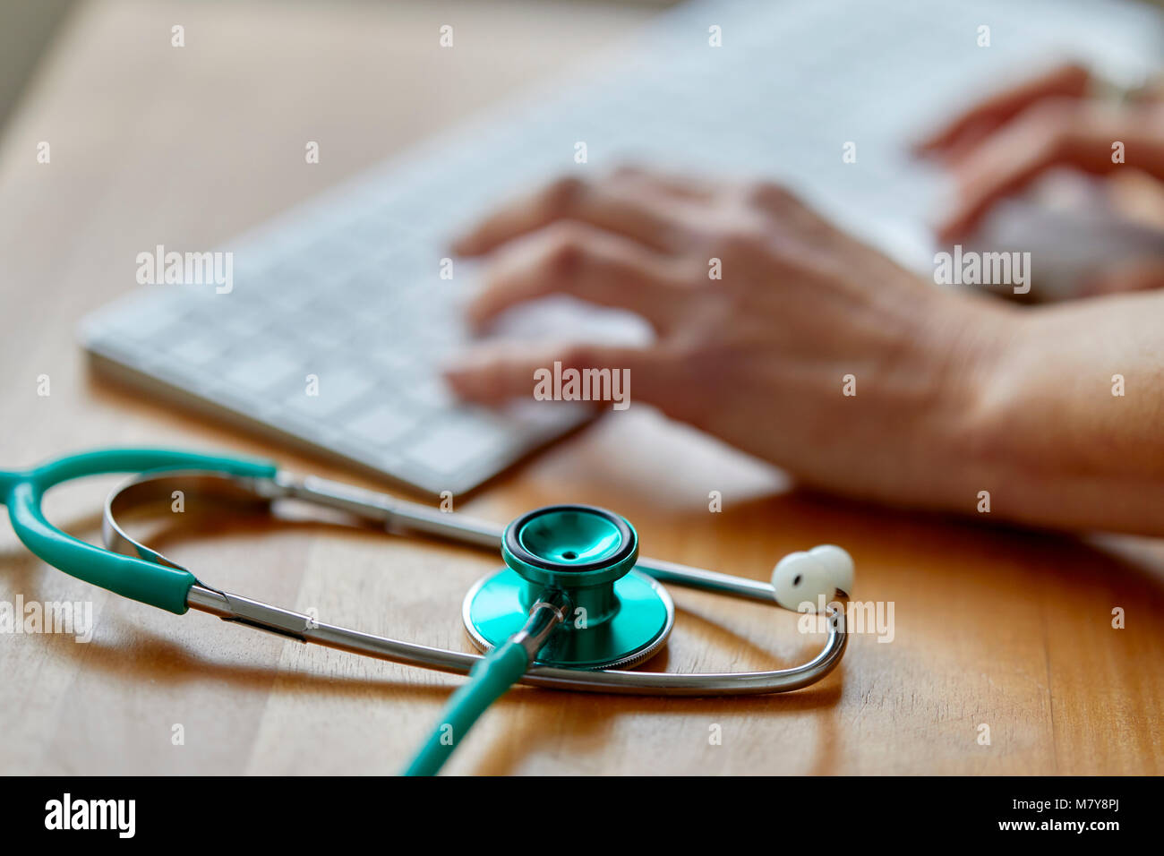 Nahaufnahme von Tastatur und Stethoskop Stockfoto
