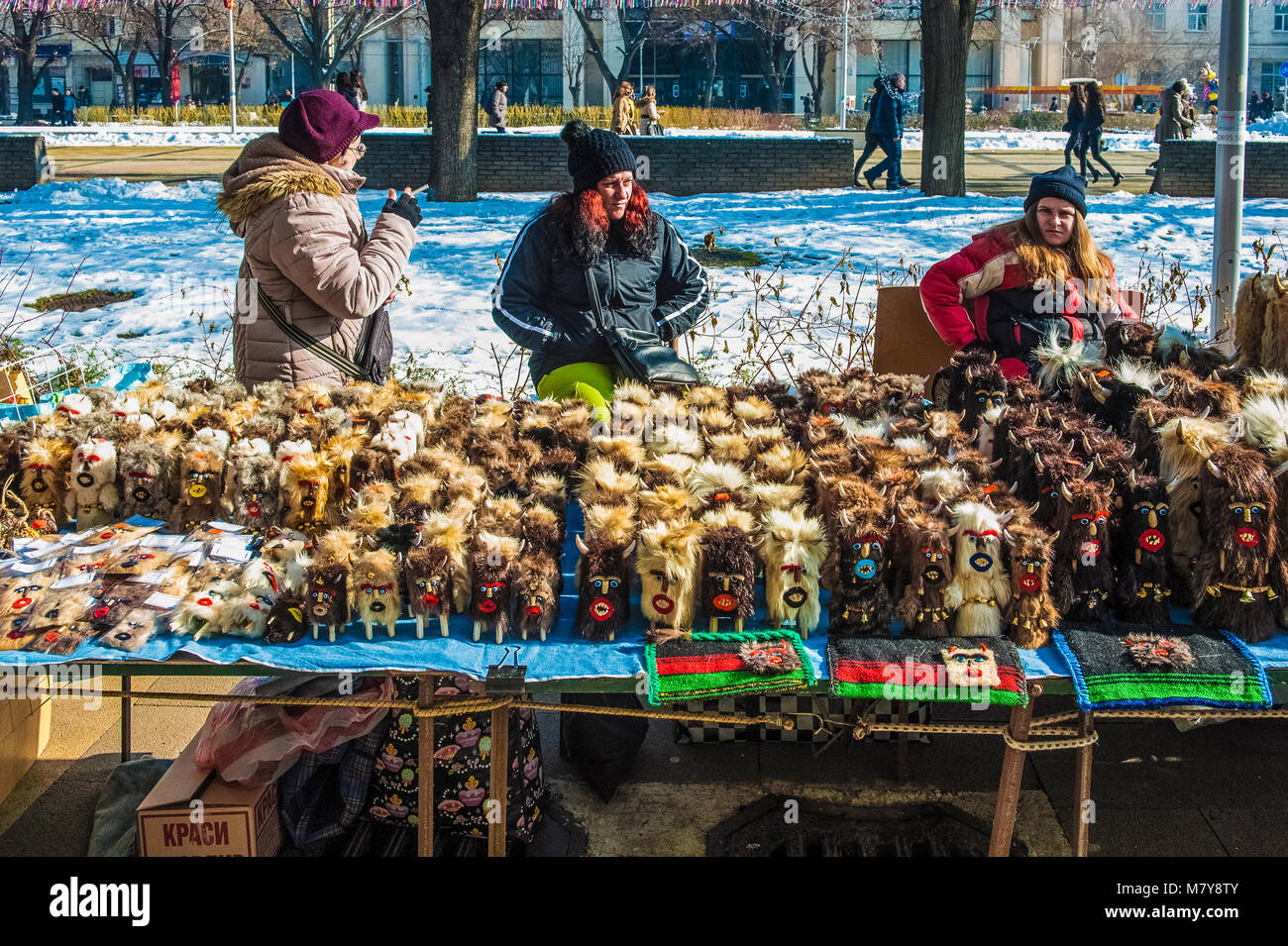 Frauen auf einem Ständer mit Souvenirs von kleinen Masken während des Festivals Surva Pernik (in der Nähe von Sofia, Bulgarien), die wichtigsten Parade der Balkan Masken Stockfoto