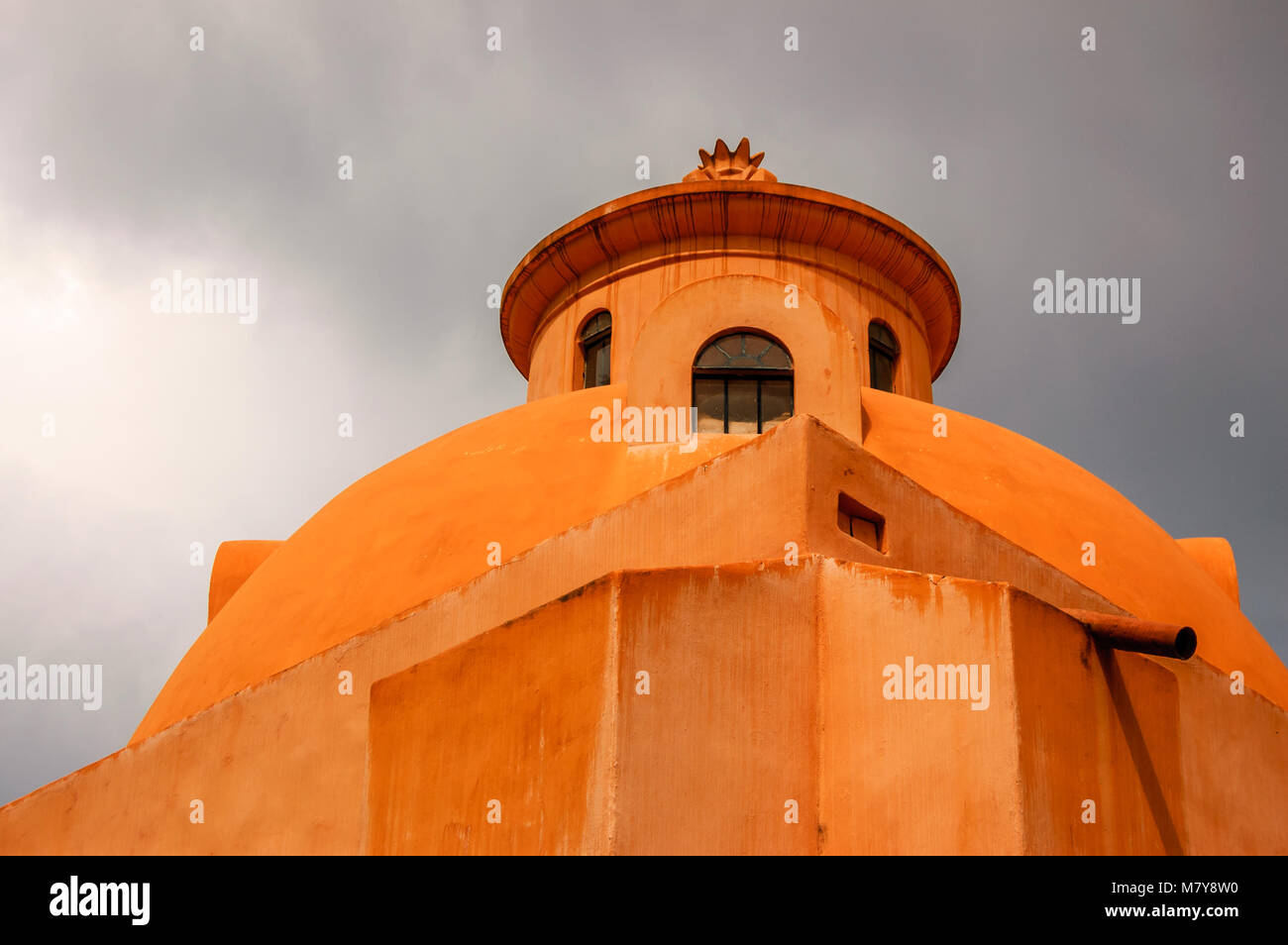 Die Außenseite des Ocker Kirche Dome in Mexiko gegen einen stürmischen Himmel Stockfoto